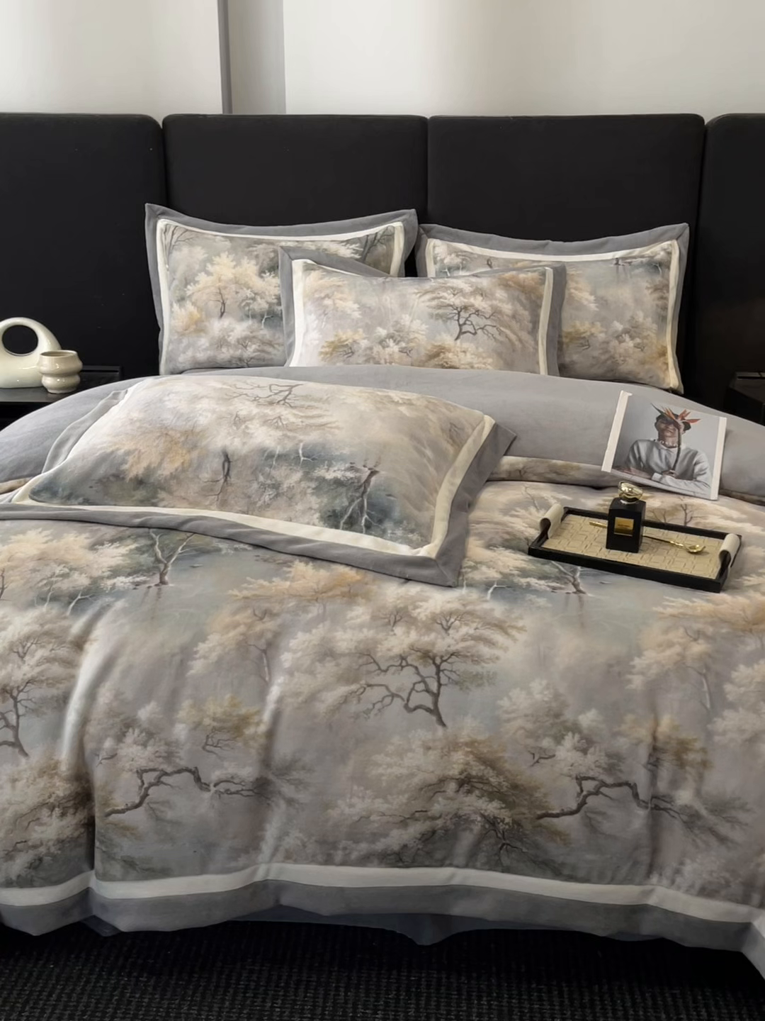91家纺网 家纺一手货源 找家纺 吾秀家居 2025新款重工艺双拼角工艺数码牛奶绒四件套 - 芳华 秘境