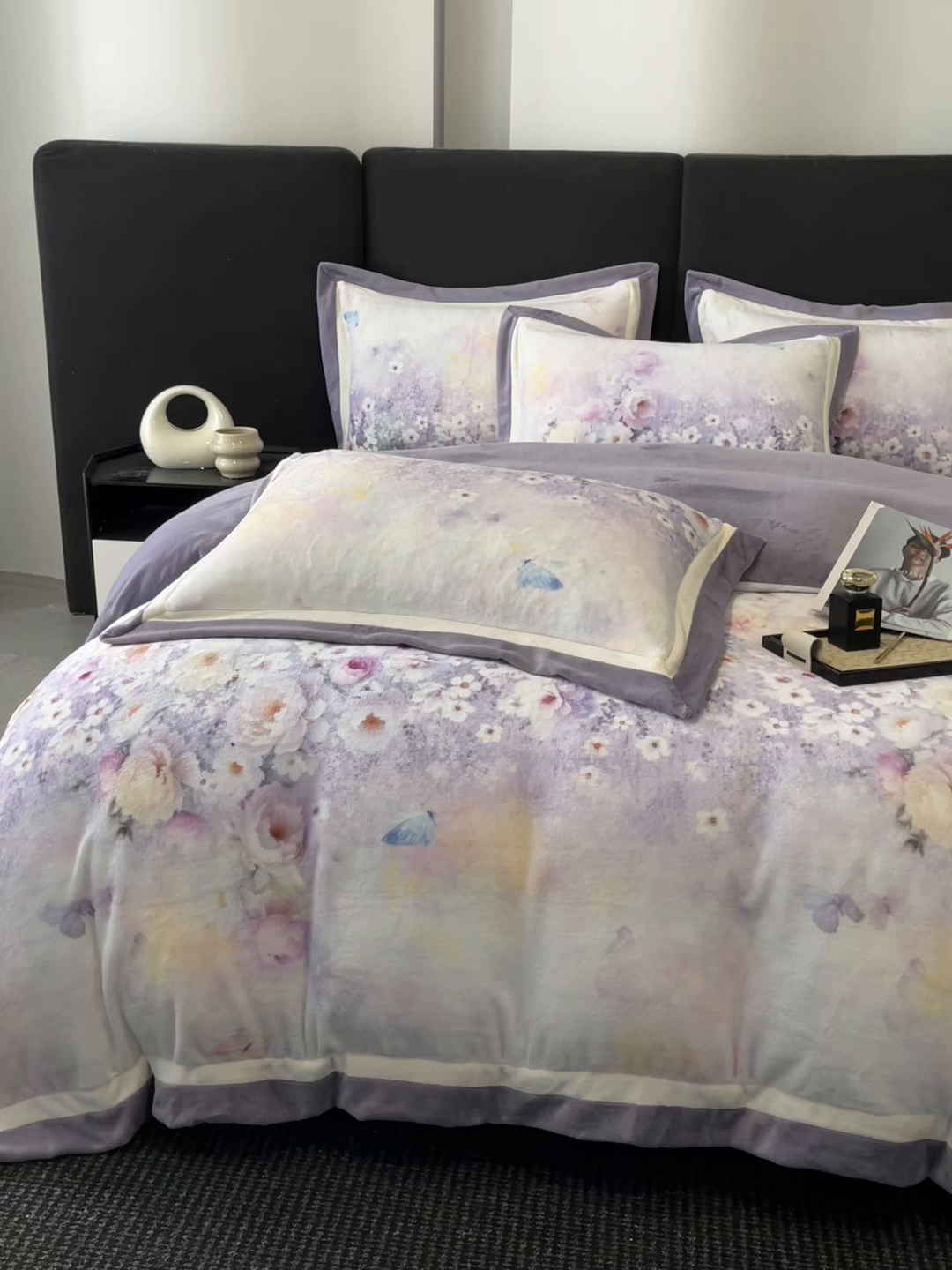 91家纺网 家纺一手货源 找家纺 吾秀家居 2025新款重工艺双拼角工艺数码牛奶绒四件套 - 芳华 花醉蝶