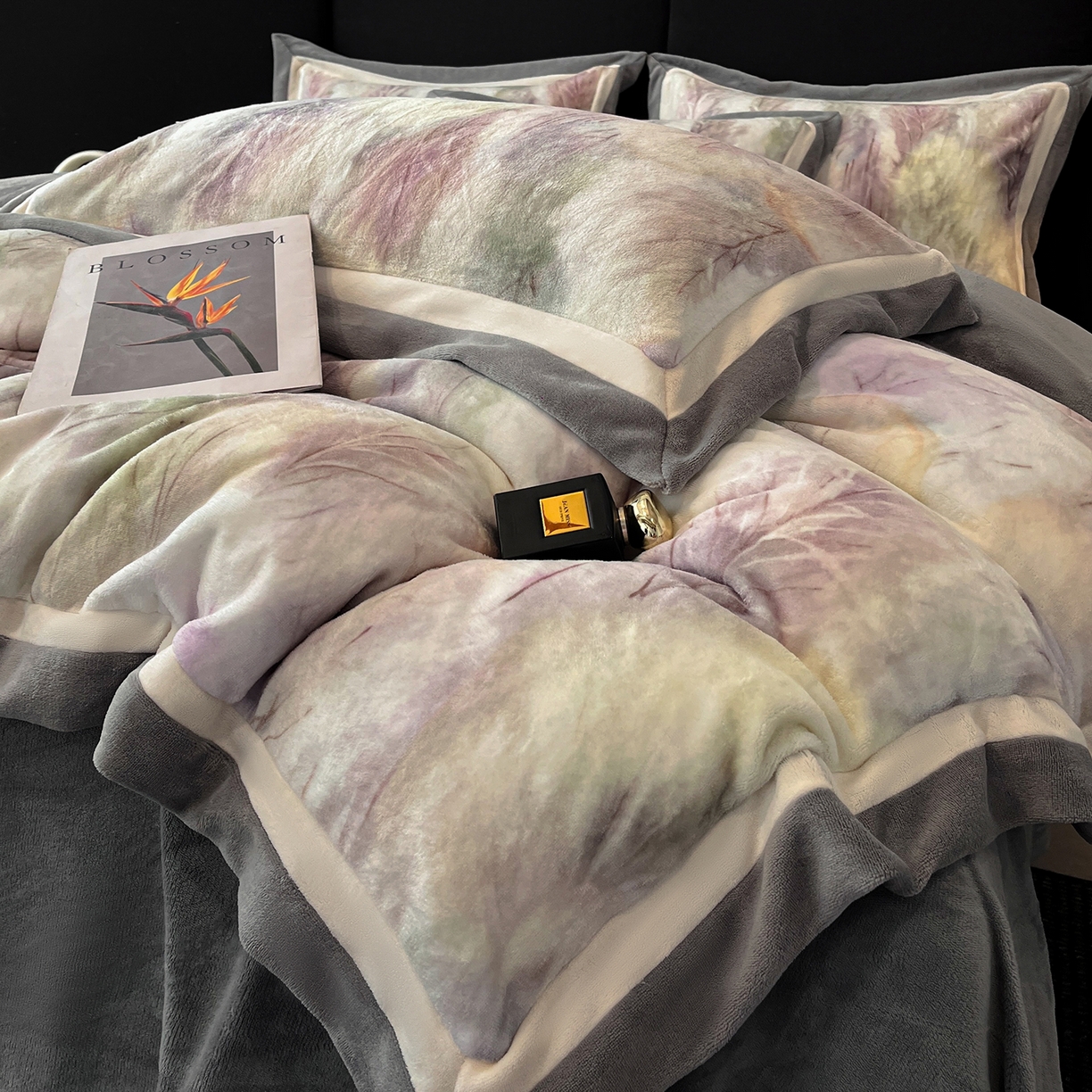 91家纺网 家纺一手货源 找家纺 吾秀家居 2025新款重工艺双拼角工艺数码牛奶绒四件套 - 芳华 烟雨森林