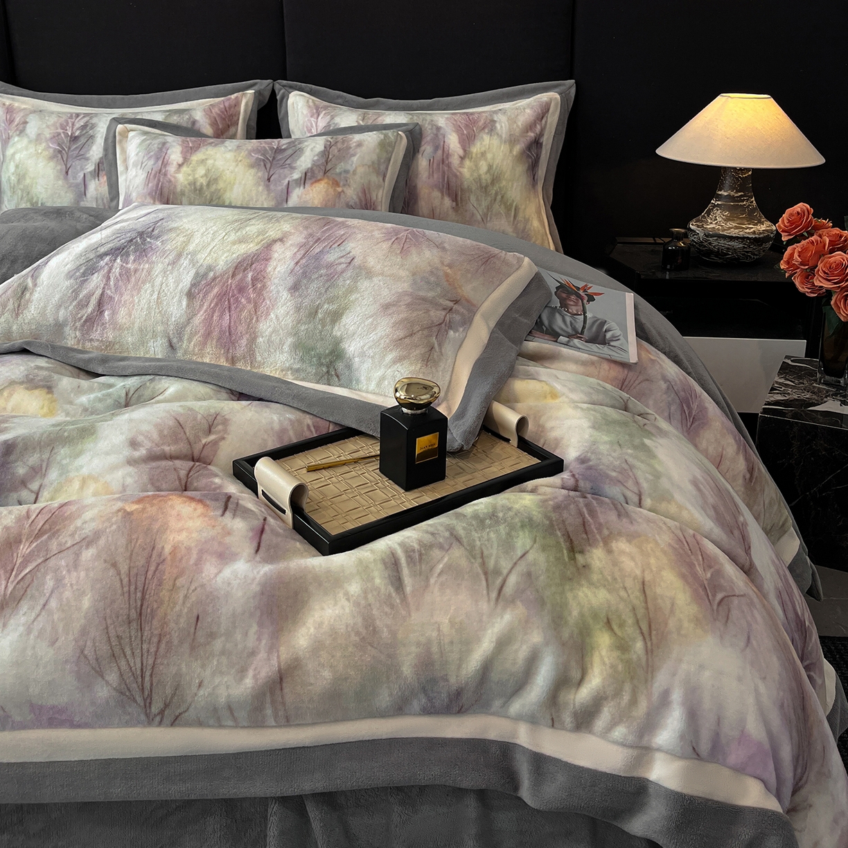 91家纺网 家纺一手货源 找家纺 吾秀家居 2025新款重工艺双拼角工艺数码牛奶绒四件套 - 芳华 烟雨森林