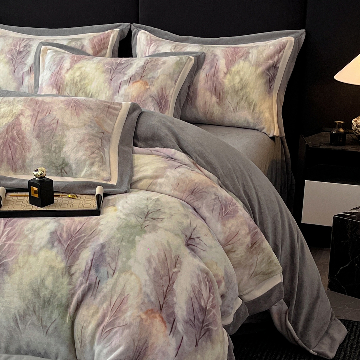 91家纺网 家纺一手货源 找家纺 吾秀家居 2025新款重工艺双拼角工艺数码牛奶绒四件套 - 芳华 烟雨森林