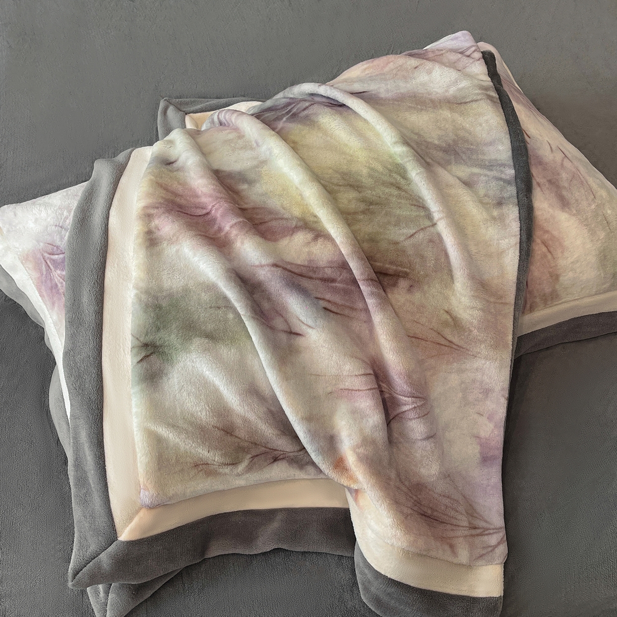 91家纺网 家纺一手货源 找家纺 吾秀家居 2025新款重工艺双拼角工艺数码牛奶绒四件套 - 芳华 烟雨森林