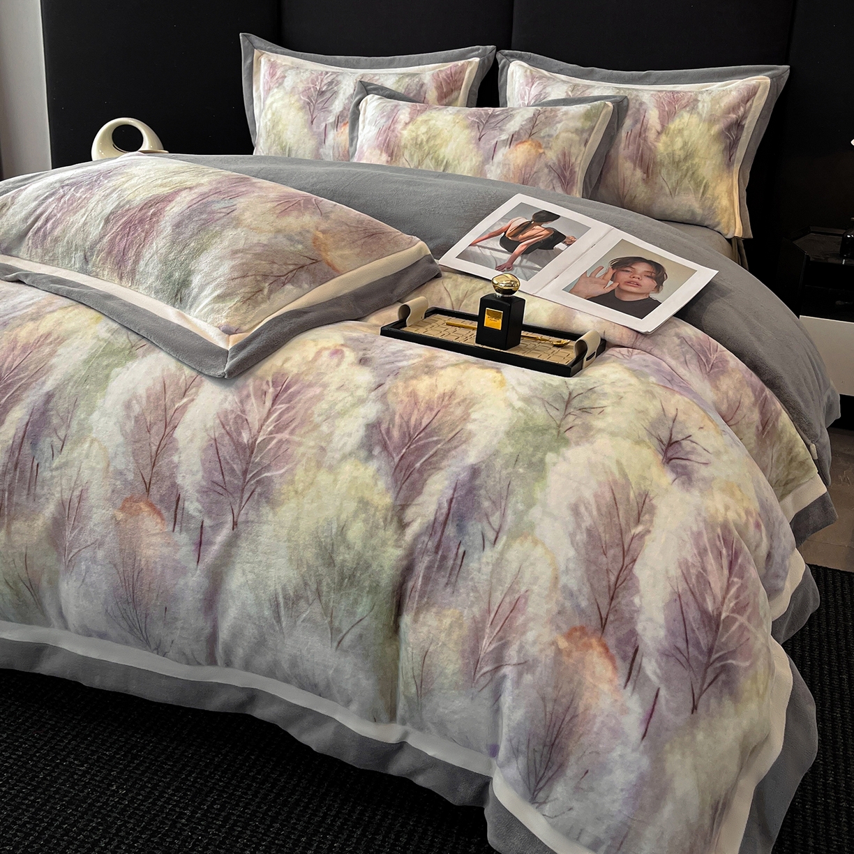 91家纺网 家纺一手货源 找家纺 吾秀家居 2025新款重工艺双拼角工艺数码牛奶绒四件套 - 芳华 烟雨森林