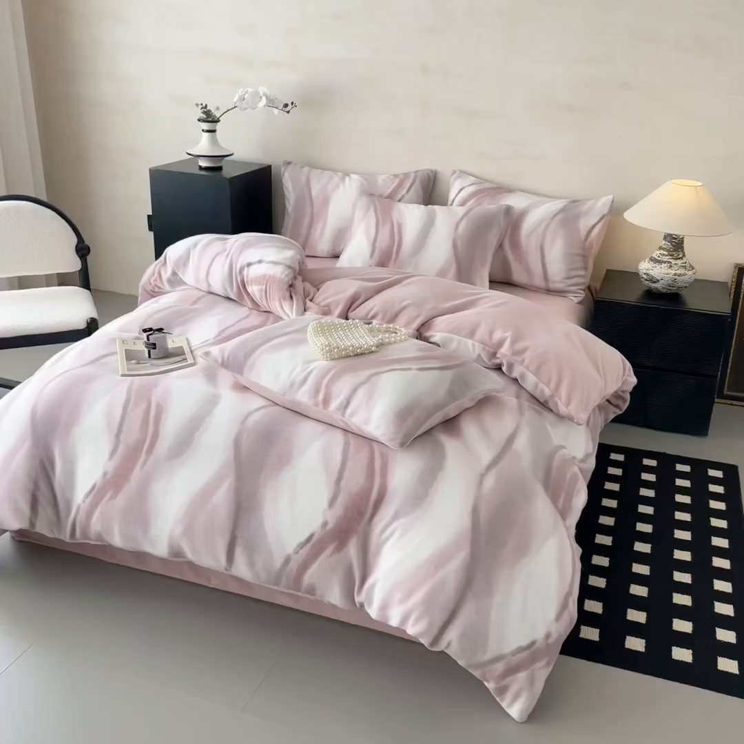 91家纺网 家纺一手货源 找家纺 懒猫家纺 2025新款印花海獭绒加厚保暖四件套 渐变律动