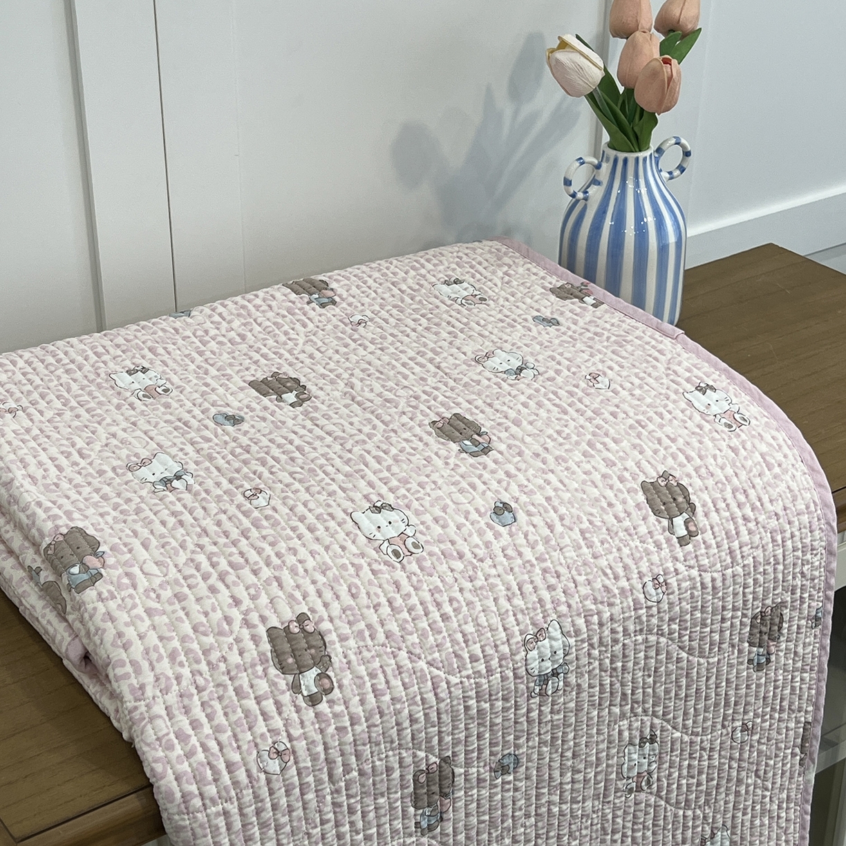 91家纺网 家纺一手货源 找家纺 沐纯家居 2025新款跑量款双面纯棉印花水洗床盖 豹纹猫