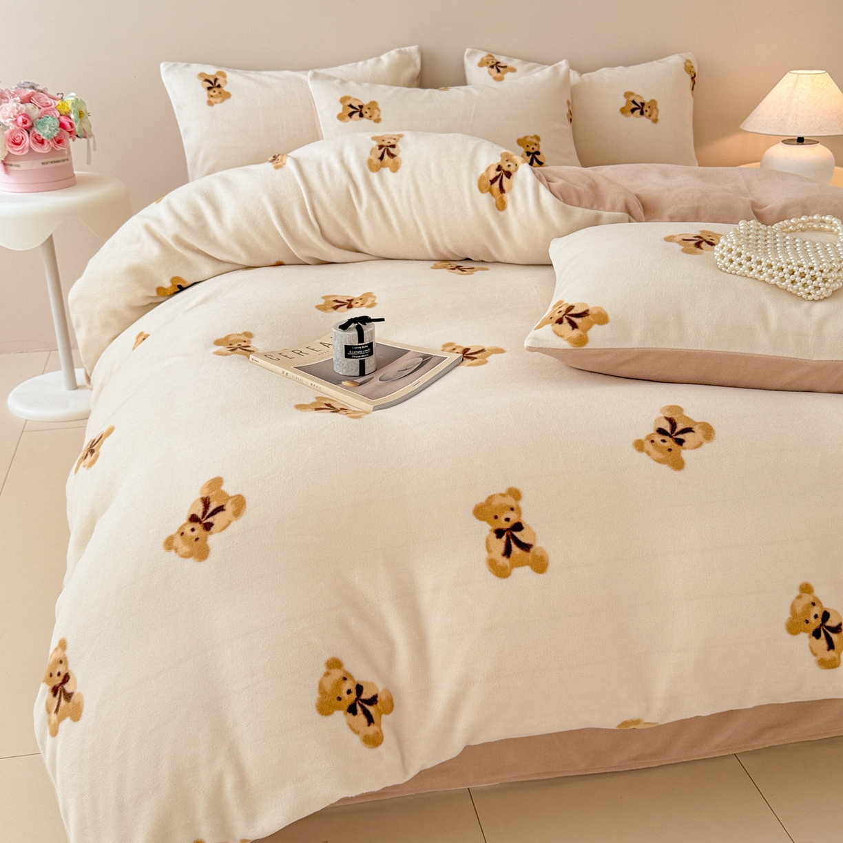 91家纺网 家纺一手货源 找家纺 懒猫家纺 2025新款印花海獭绒加厚保暖四件套 卡其小熊