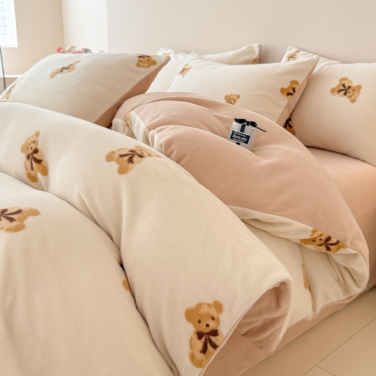 91家纺网 家纺一手货源 找家纺 懒猫家纺 2025新款印花海獭绒加厚保暖四件套 卡其小熊