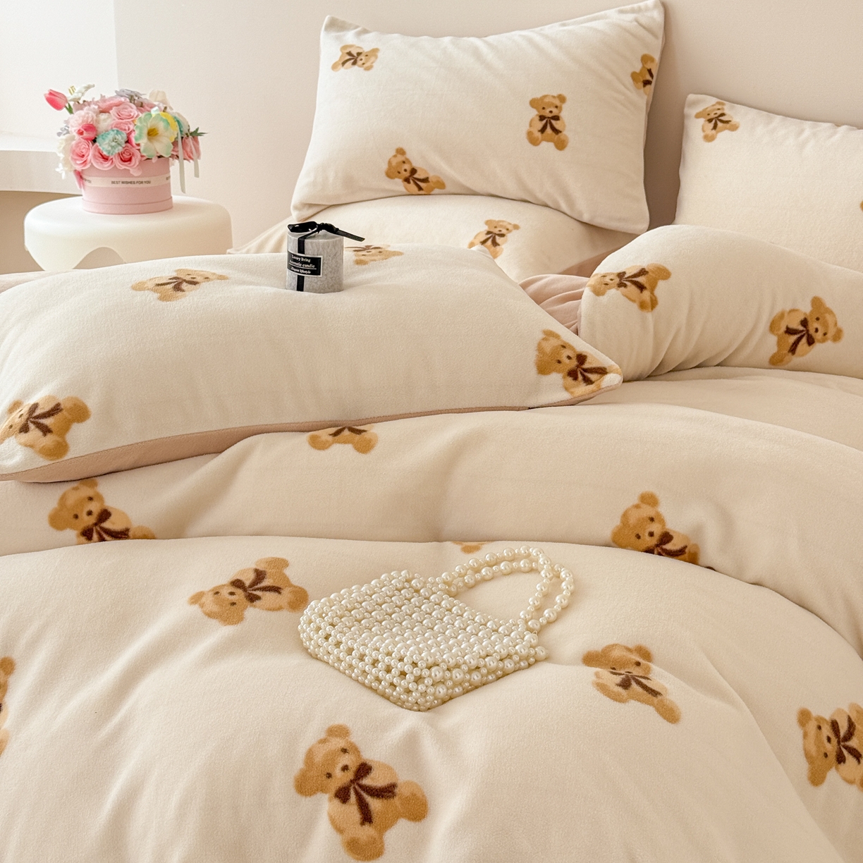 91家纺网 家纺一手货源 找家纺 懒猫家纺 2025新款印花海獭绒加厚保暖四件套 卡其小熊