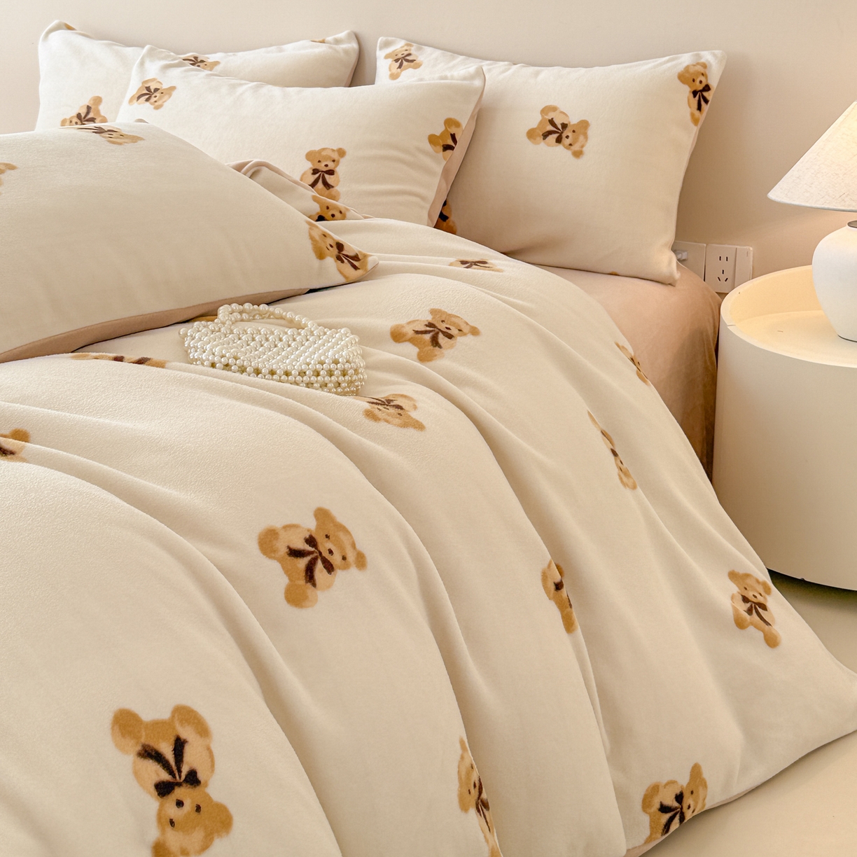 91家纺网 家纺一手货源 找家纺 懒猫家纺 2025新款印花海獭绒加厚保暖四件套 卡其小熊