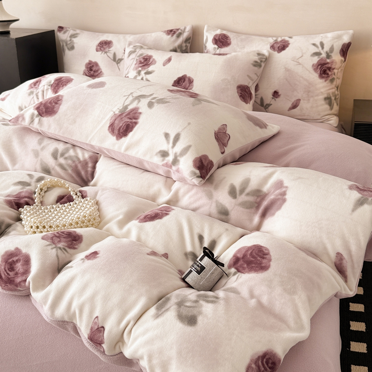 91家纺网 家纺一手货源 找家纺 懒猫家纺 2025新款印花海獭绒加厚保暖四件套 满园花香