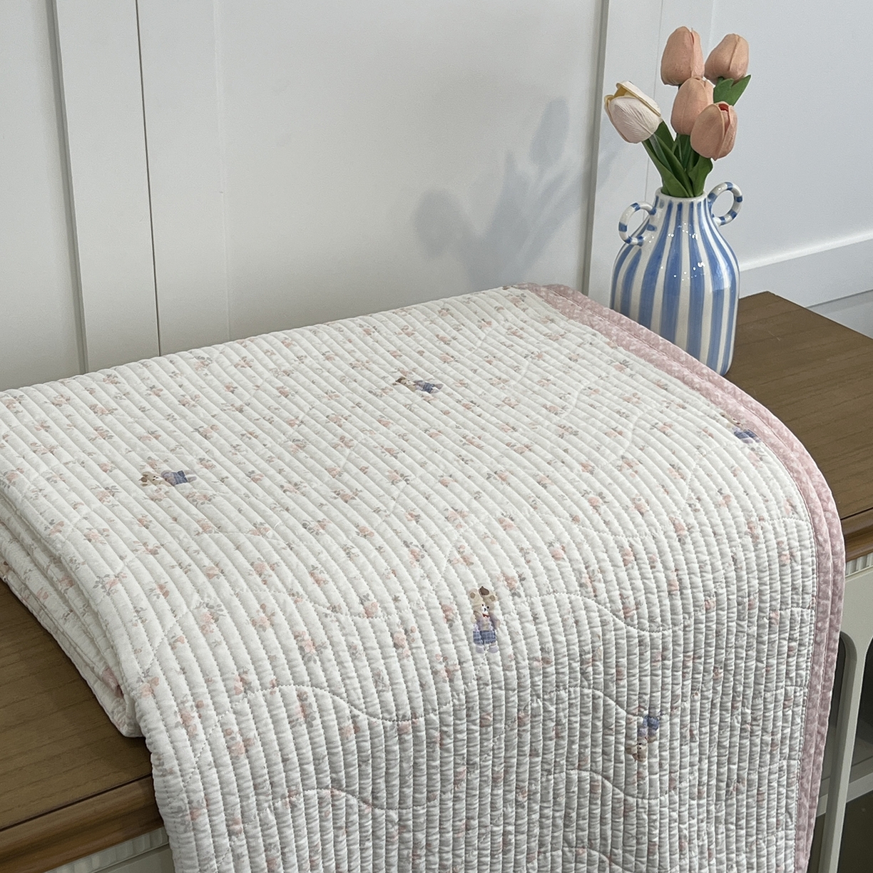 91家纺网 家纺一手货源 找家纺 沐纯家居 2025新款跑量款双面纯棉印花水洗床盖 花丛小熊