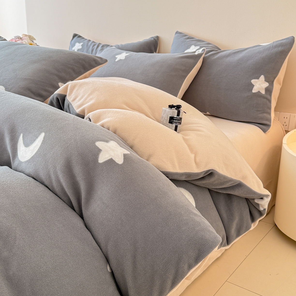 91家纺网 家纺一手货源 找家纺 懒猫家纺 2025新款印花海獭绒加厚保暖四件套 星星月亮-灰