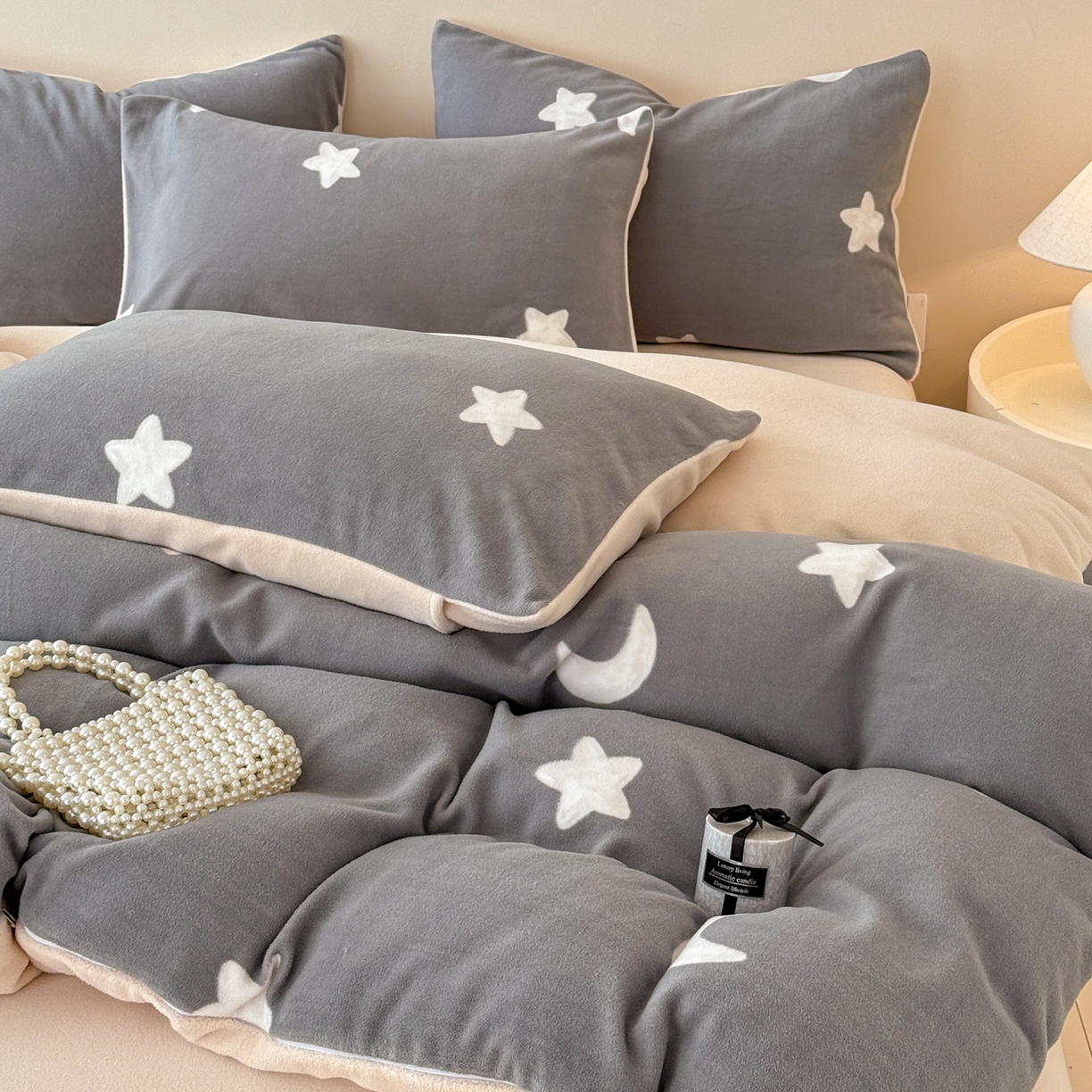 91家纺网 家纺一手货源 找家纺 懒猫家纺 2025新款印花海獭绒加厚保暖四件套 星星月亮-灰