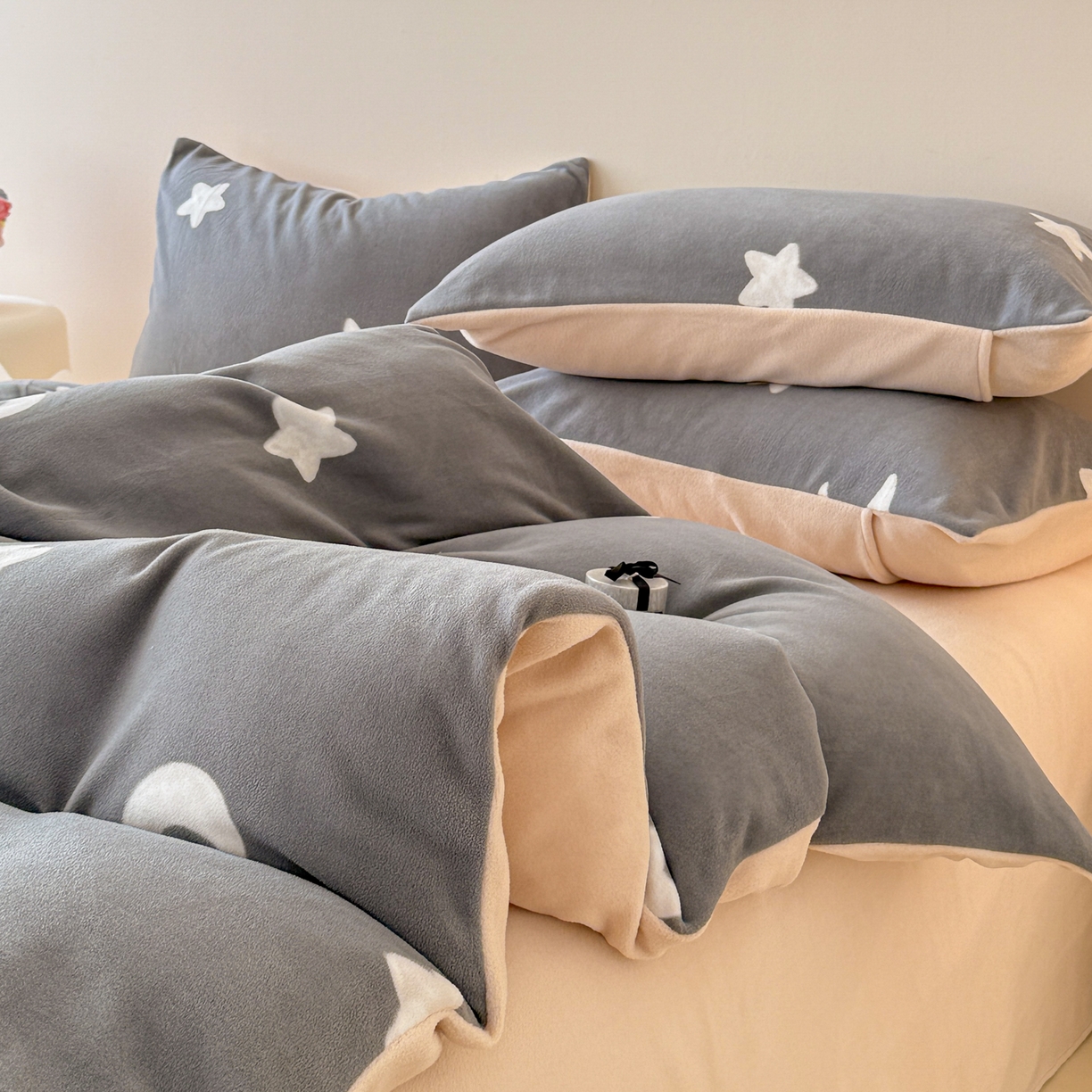 91家纺网 家纺一手货源 找家纺 懒猫家纺 2025新款印花海獭绒加厚保暖四件套 星星月亮-灰