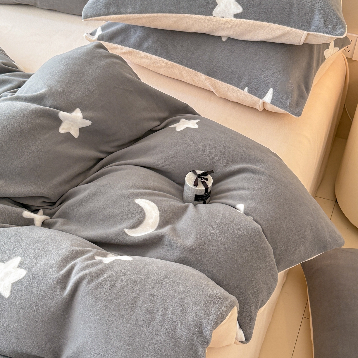 91家纺网 家纺一手货源 找家纺 懒猫家纺 2025新款印花海獭绒加厚保暖四件套 星星月亮-灰