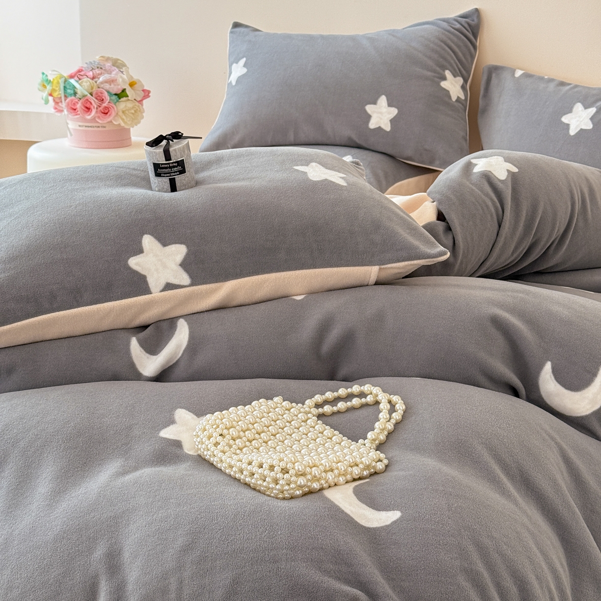 91家纺网 家纺一手货源 找家纺 懒猫家纺 2025新款印花海獭绒加厚保暖四件套 星星月亮-灰