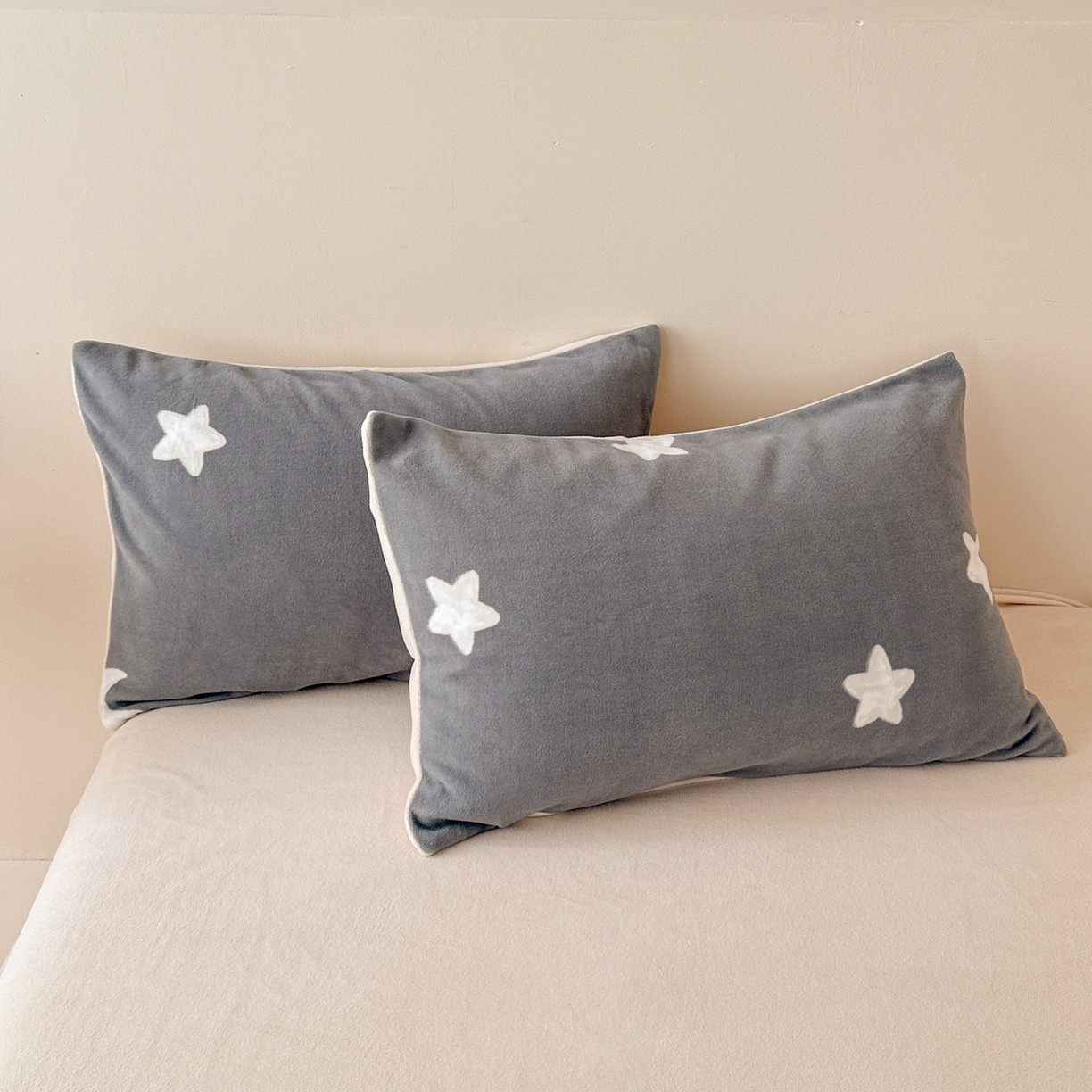 91家纺网 家纺一手货源 找家纺 懒猫家纺 2025新款印花海獭绒加厚保暖四件套 星星月亮-灰