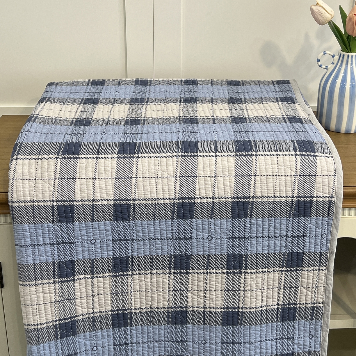 91家纺网 家纺一手货源 找家纺 沐纯家居 2025新款跑量款双面纯棉印花水洗床盖 蓝白格纹