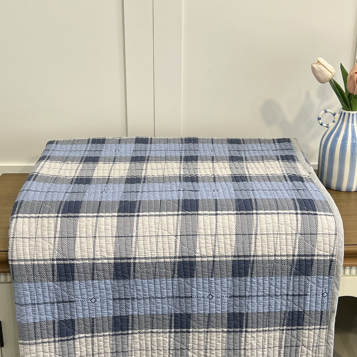 91家纺网 家纺一手货源 找家纺 沐纯家居 2025新款跑量款双面纯棉印花水洗床盖 蓝白格纹
