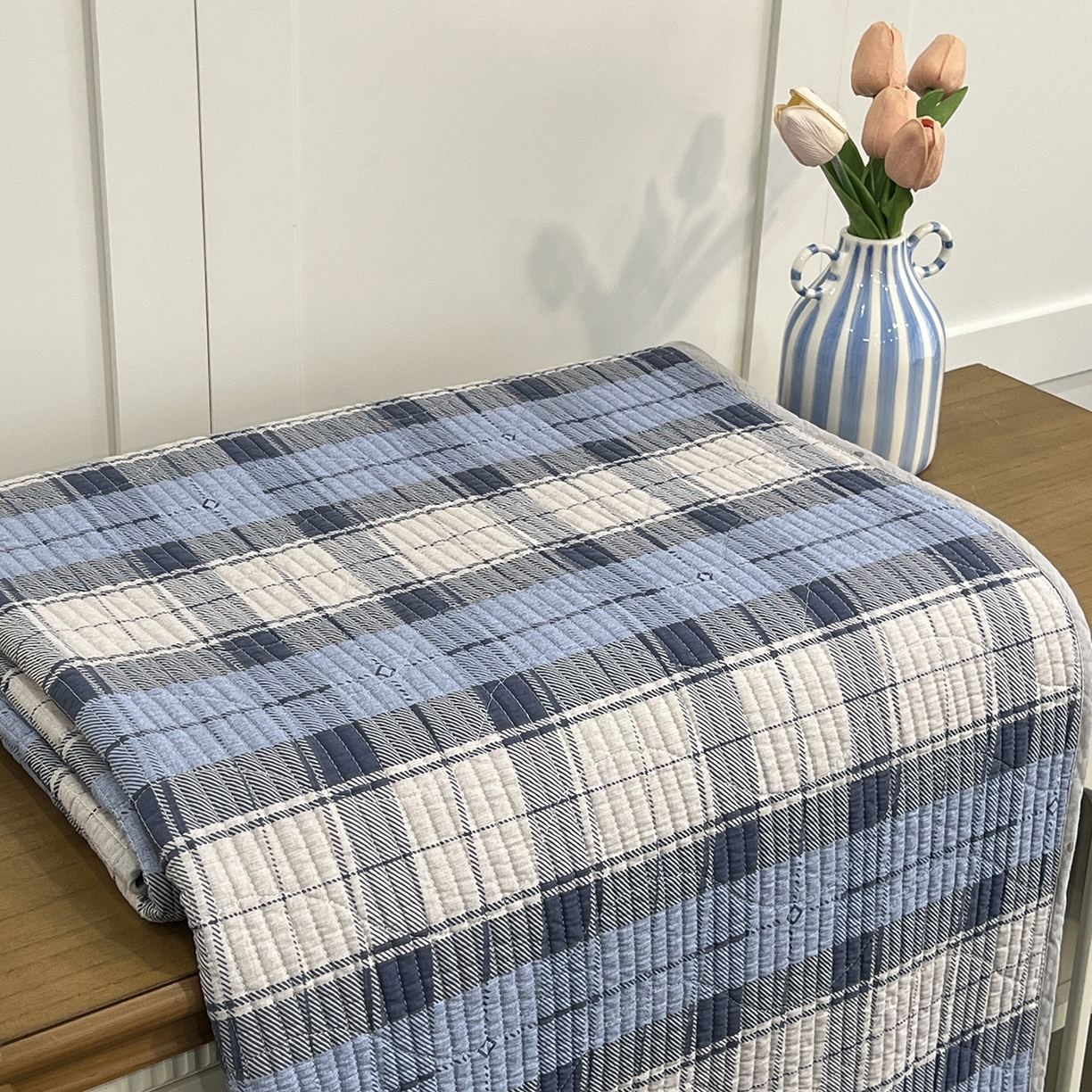 91家纺网 家纺一手货源 找家纺 沐纯家居 2025新款跑量款双面纯棉印花水洗床盖 蓝白格纹
