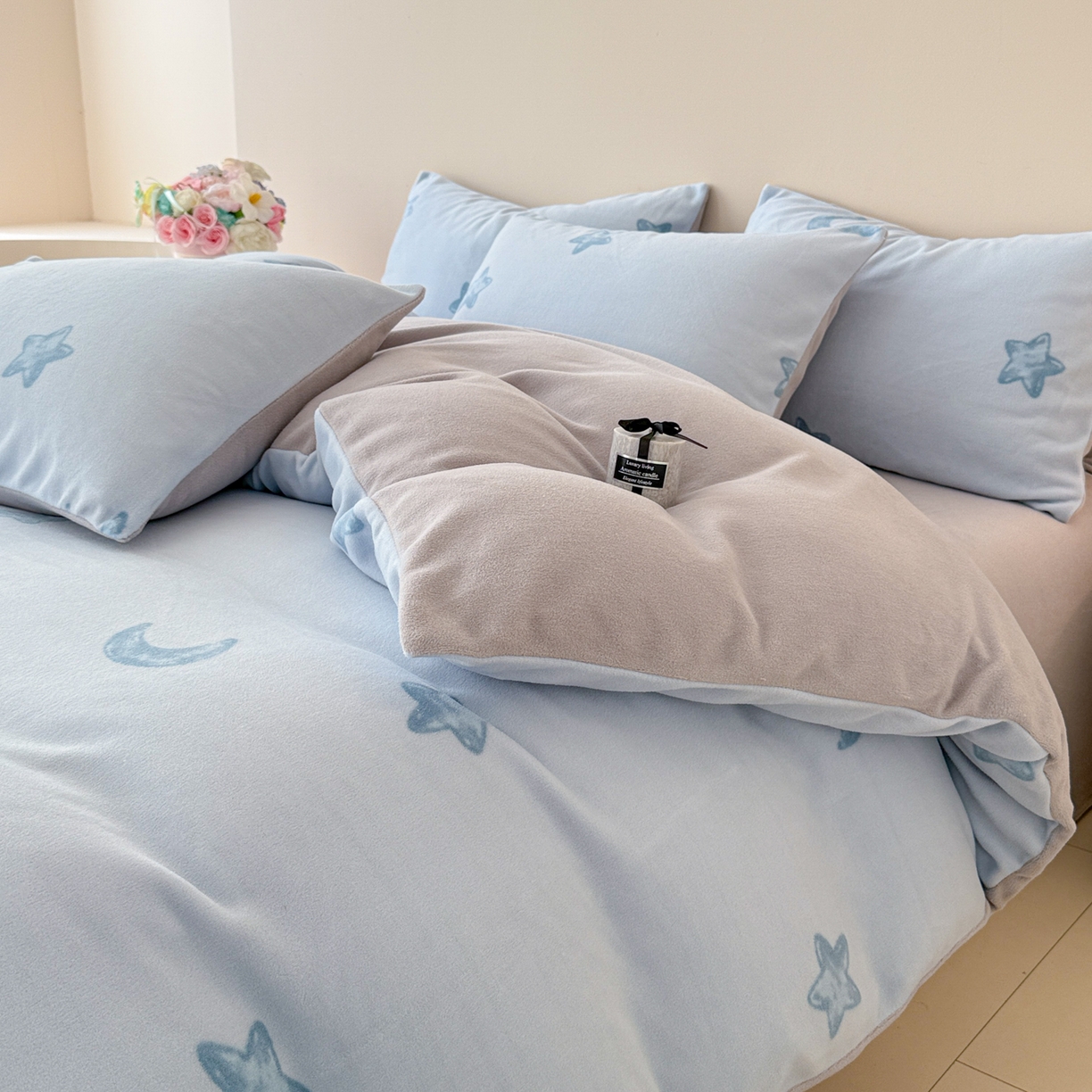 91家纺网 家纺一手货源 找家纺 懒猫家纺 2025新款印花海獭绒加厚保暖四件套 星星月亮-蓝