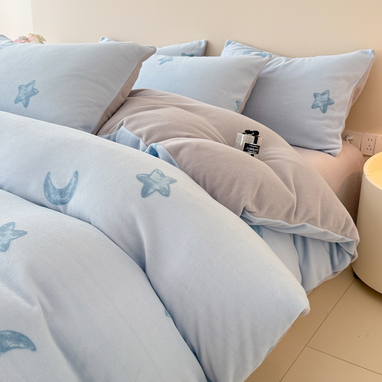 91家纺网 家纺一手货源 找家纺 懒猫家纺 2025新款印花海獭绒加厚保暖四件套 星星月亮-蓝