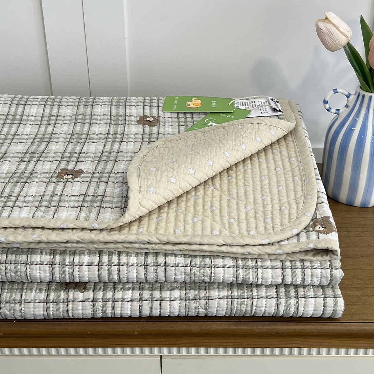 91家纺网 家纺一手货源 找家纺 沐纯家居 2025新款跑量款双面纯棉印花水洗床盖 绿格熊宝