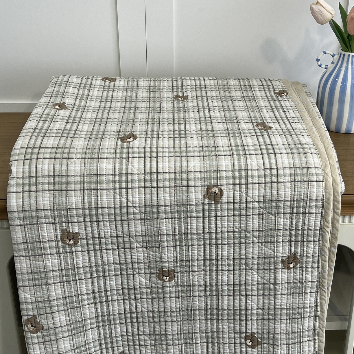 91家纺网 家纺一手货源 找家纺 沐纯家居 2025新款跑量款双面纯棉印花水洗床盖 绿格熊宝