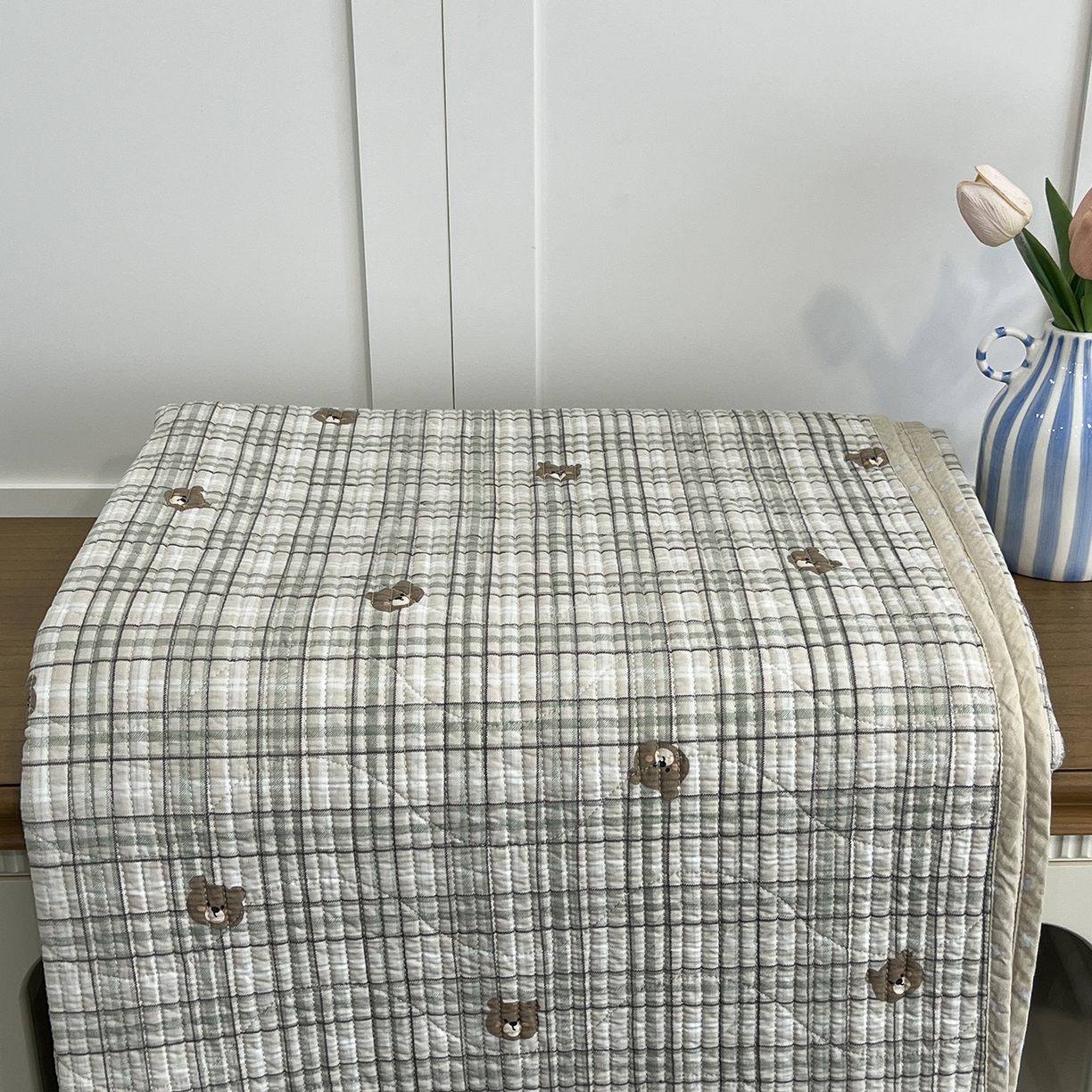 91家纺网 家纺一手货源 找家纺 沐纯家居 2025新款跑量款双面纯棉印花水洗床盖 绿格熊宝