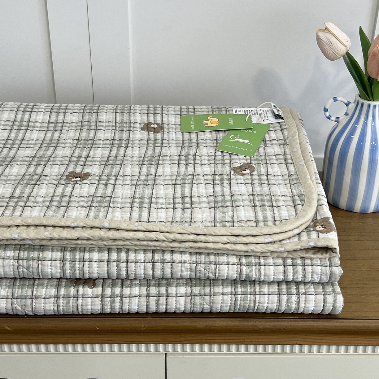 91家纺网 家纺一手货源 找家纺 沐纯家居 2025新款跑量款双面纯棉印花水洗床盖 绿格熊宝