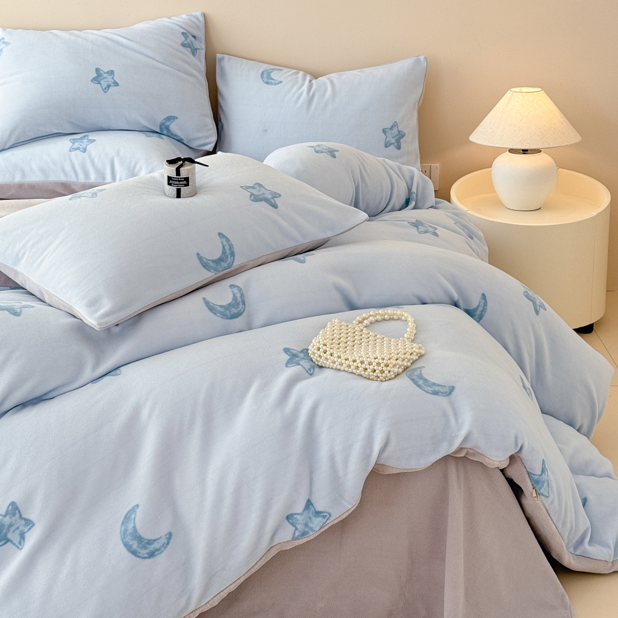 91家纺网 家纺一手货源 找家纺 懒猫家纺 2025新款印花海獭绒加厚保暖四件套 星星月亮-蓝