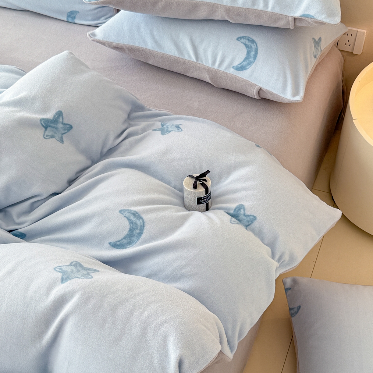 91家纺网 家纺一手货源 找家纺 懒猫家纺 2025新款印花海獭绒加厚保暖四件套 星星月亮-蓝