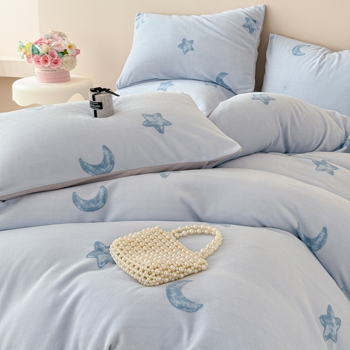 91家纺网 家纺一手货源 找家纺 懒猫家纺 2025新款印花海獭绒加厚保暖四件套 星星月亮-蓝