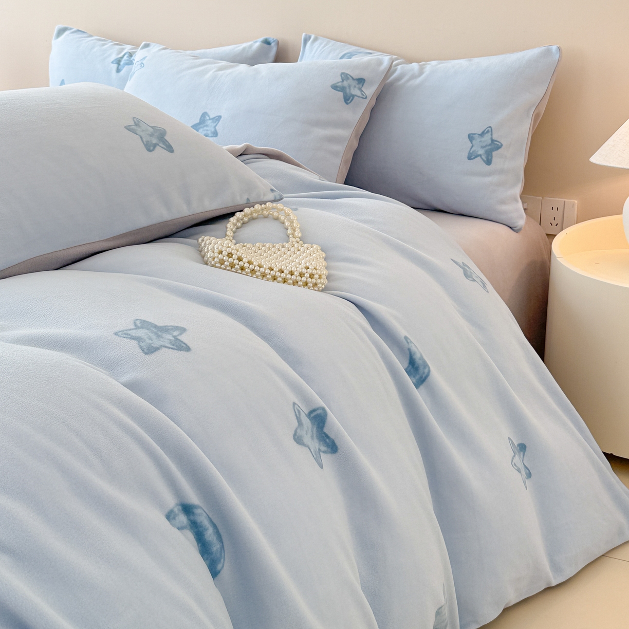 91家纺网 家纺一手货源 找家纺 懒猫家纺 2025新款印花海獭绒加厚保暖四件套 星星月亮-蓝