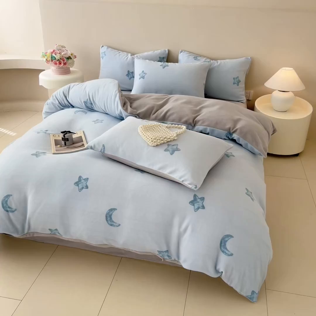 91家纺网 家纺一手货源 找家纺 懒猫家纺 2025新款印花海獭绒加厚保暖四件套 星星月亮-蓝