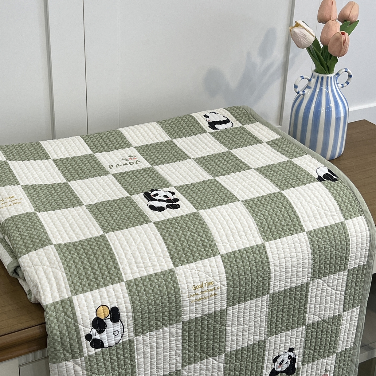 91家纺网 家纺一手货源 找家纺 沐纯家居 2025新款跑量款双面纯棉印花水洗床盖 绿格熊猫