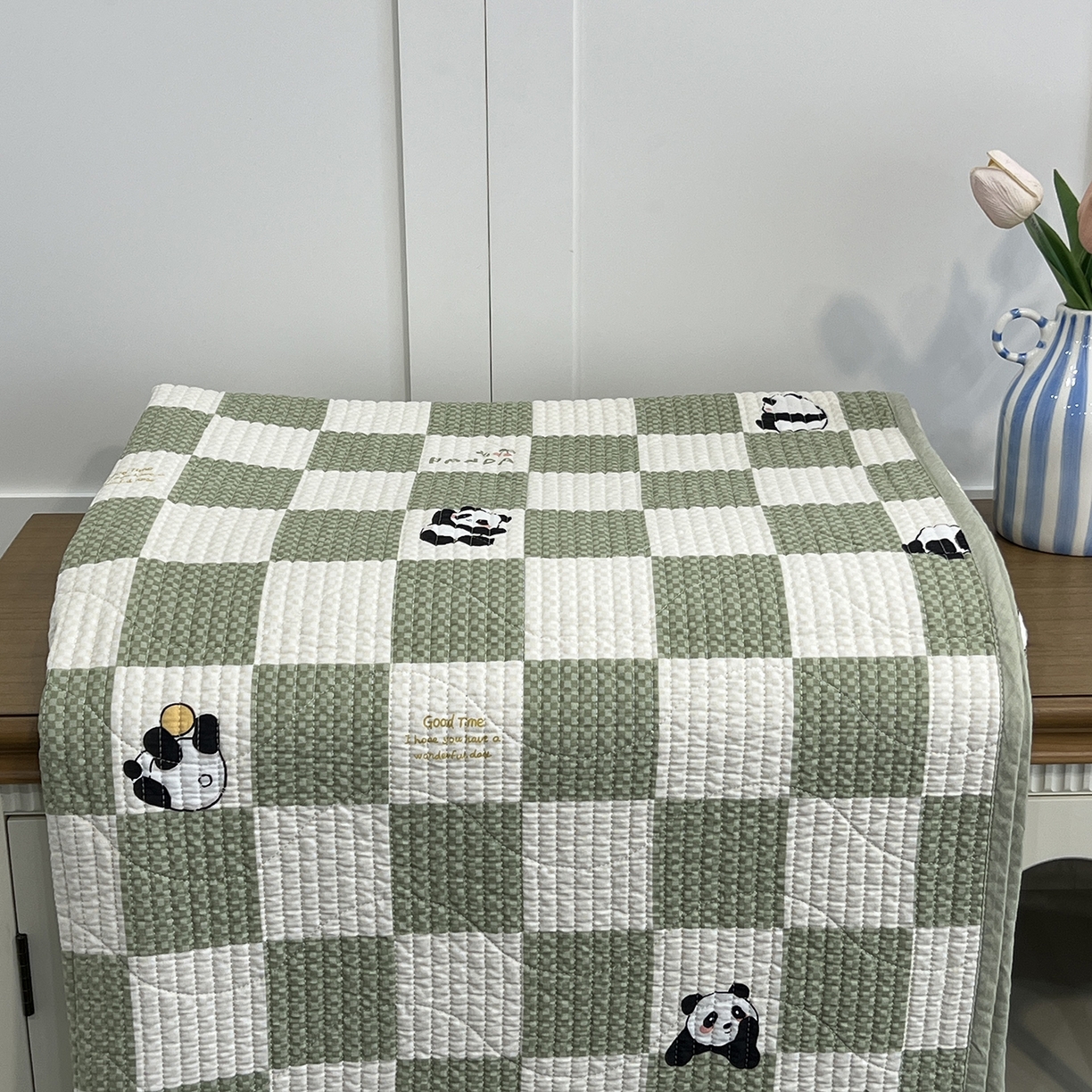 91家纺网 家纺一手货源 找家纺 沐纯家居 2025新款跑量款双面纯棉印花水洗床盖 绿格熊猫