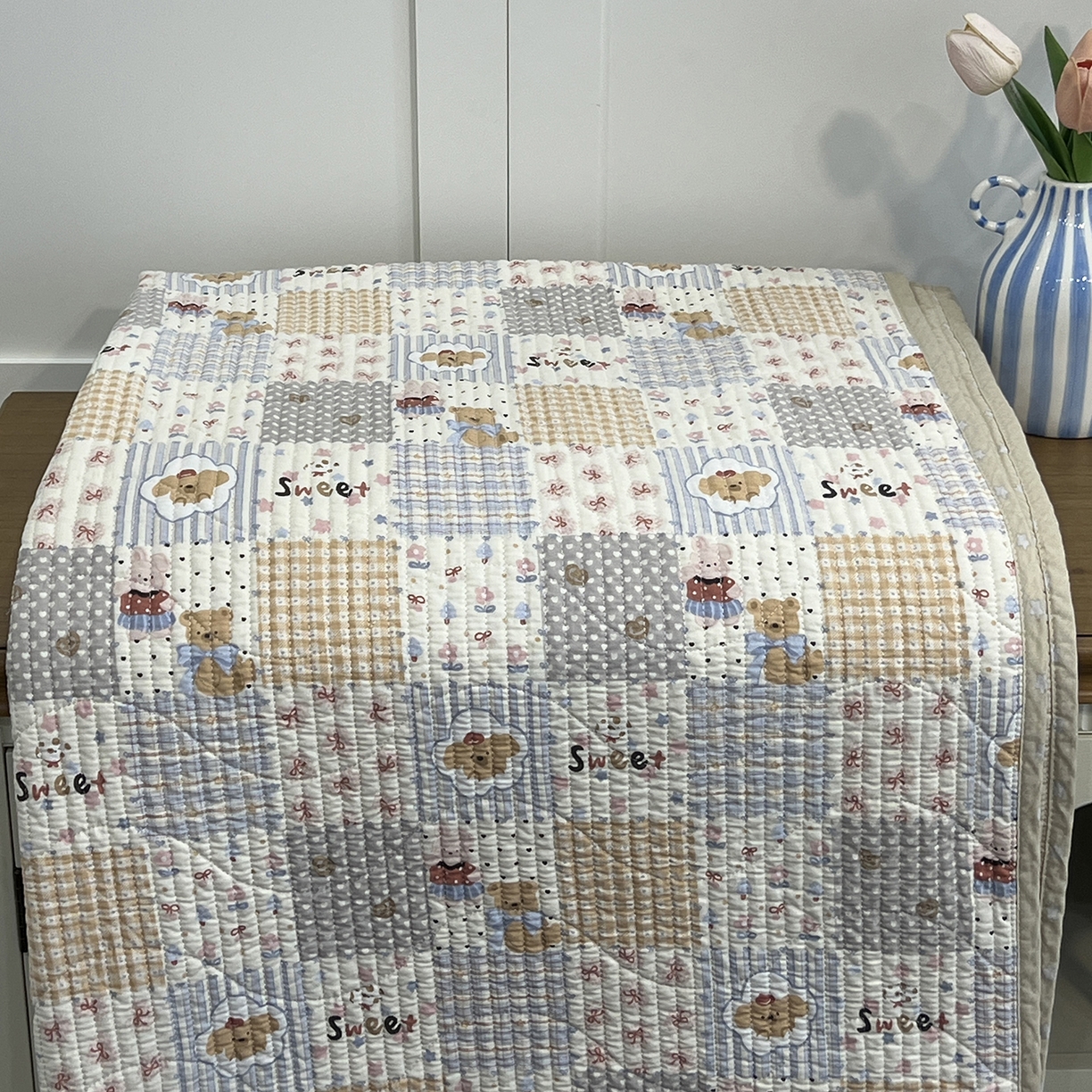 91家纺网 家纺一手货源 找家纺 沐纯家居 2025新款跑量款双面纯棉印花水洗床盖 拼格小熊