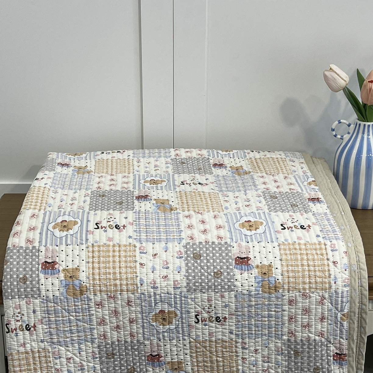 91家纺网 家纺一手货源 找家纺 沐纯家居 2025新款跑量款双面纯棉印花水洗床盖 拼格小熊