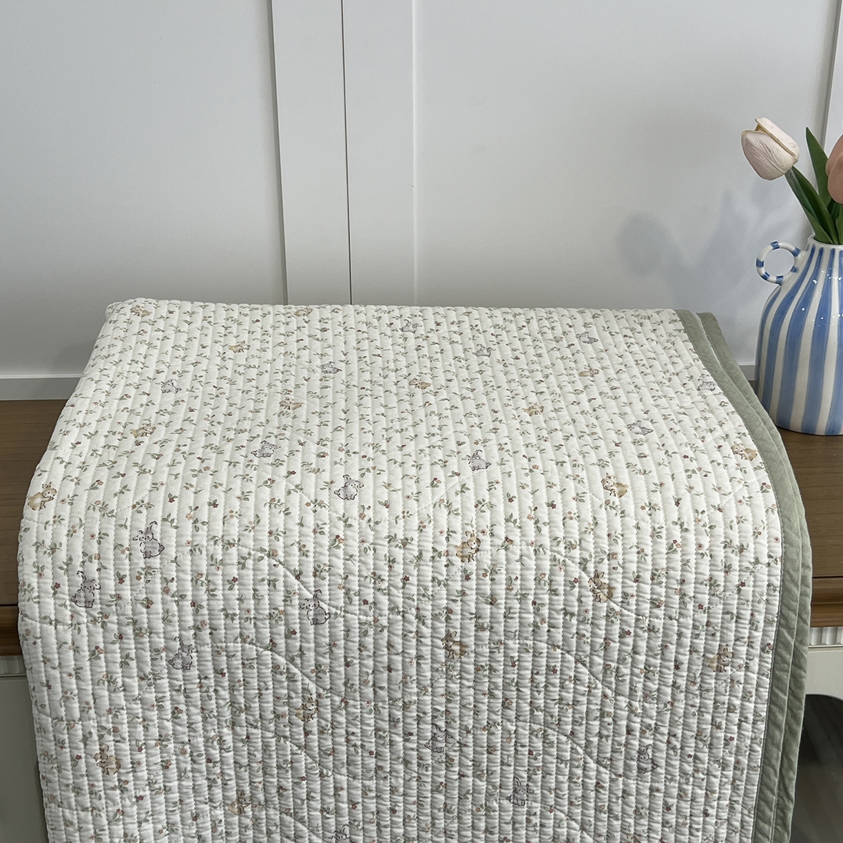 91家纺网 家纺一手货源 找家纺 沐纯家居 2025新款跑量款双面纯棉印花水洗床盖 清新兔语