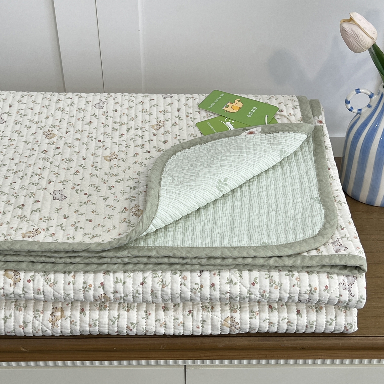 91家纺网 家纺一手货源 找家纺 沐纯家居 2025新款跑量款双面纯棉印花水洗床盖 清新兔语