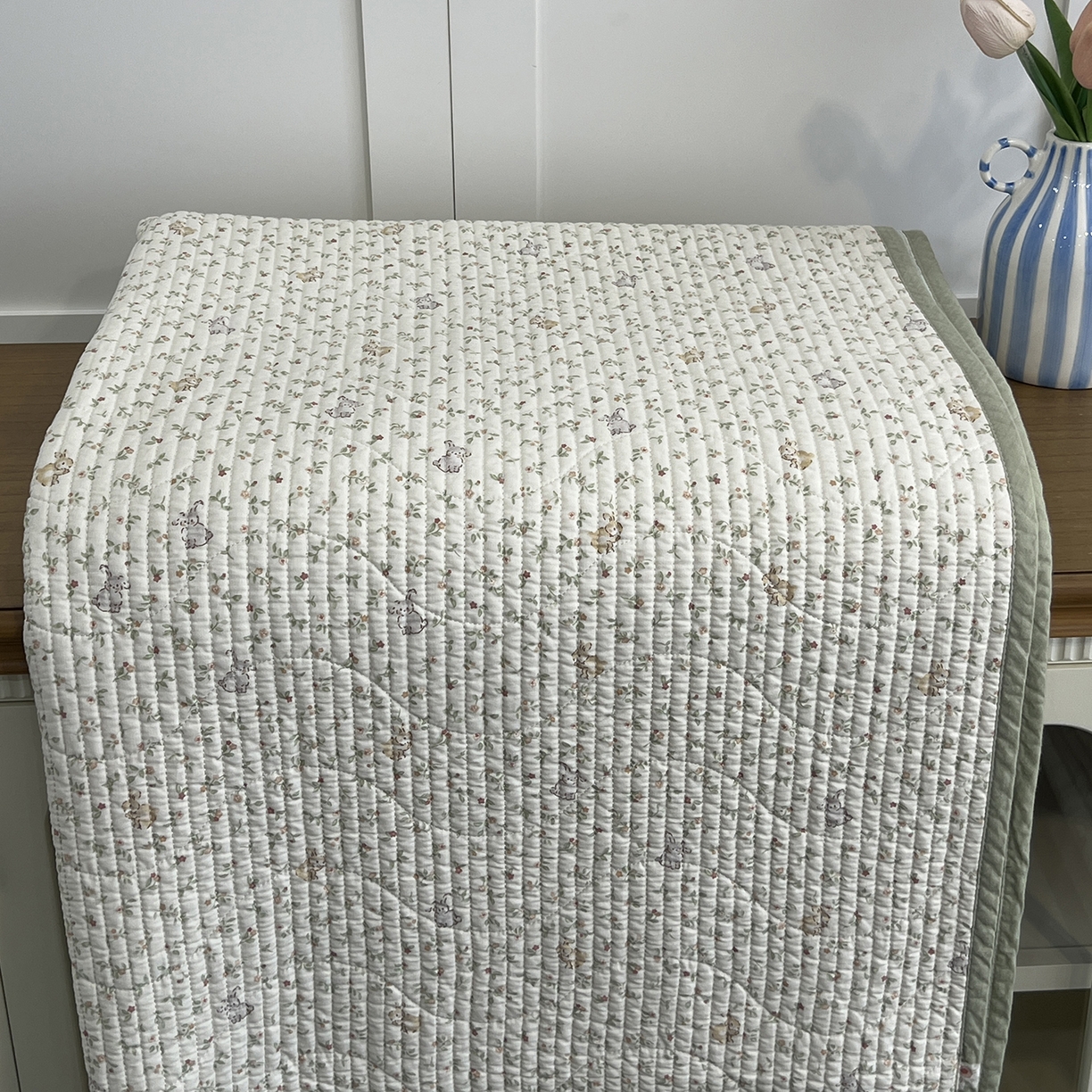 91家纺网 家纺一手货源 找家纺 沐纯家居 2025新款跑量款双面纯棉印花水洗床盖 清新兔语