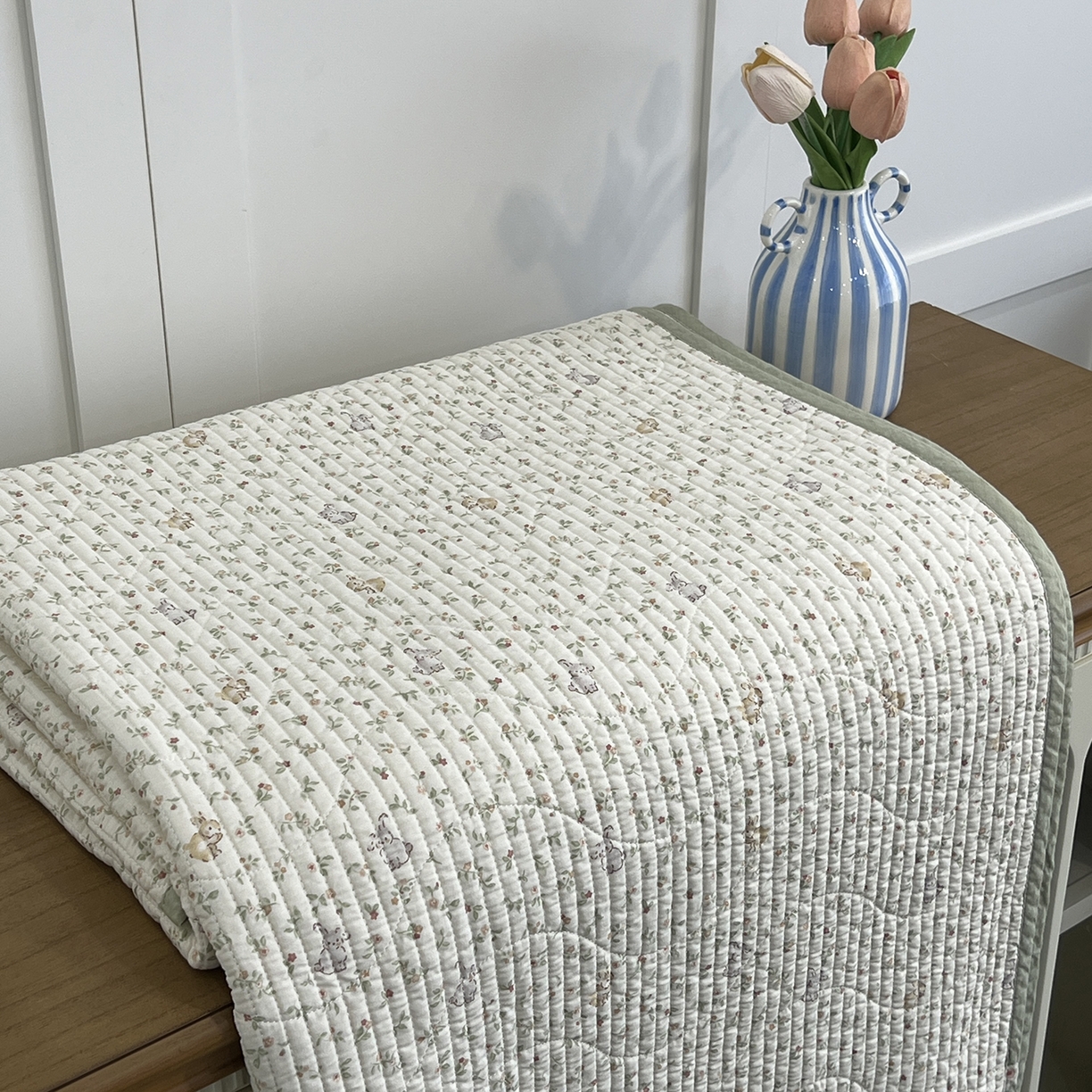 91家纺网 家纺一手货源 找家纺 沐纯家居 2025新款跑量款双面纯棉印花水洗床盖 清新兔语