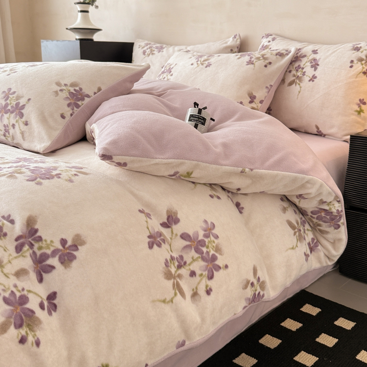 91家纺网 家纺一手货源 找家纺 懒猫家纺 2025新款印花海獭绒加厚保暖四件套 紫藤花