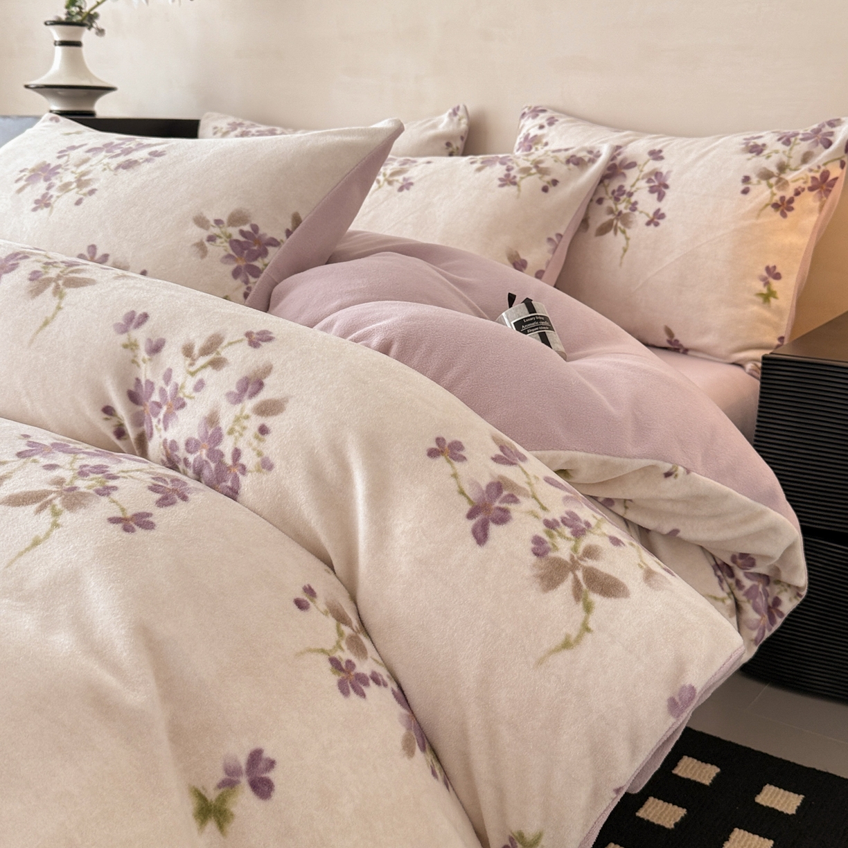 91家纺网 家纺一手货源 找家纺 懒猫家纺 2025新款印花海獭绒加厚保暖四件套 紫藤花