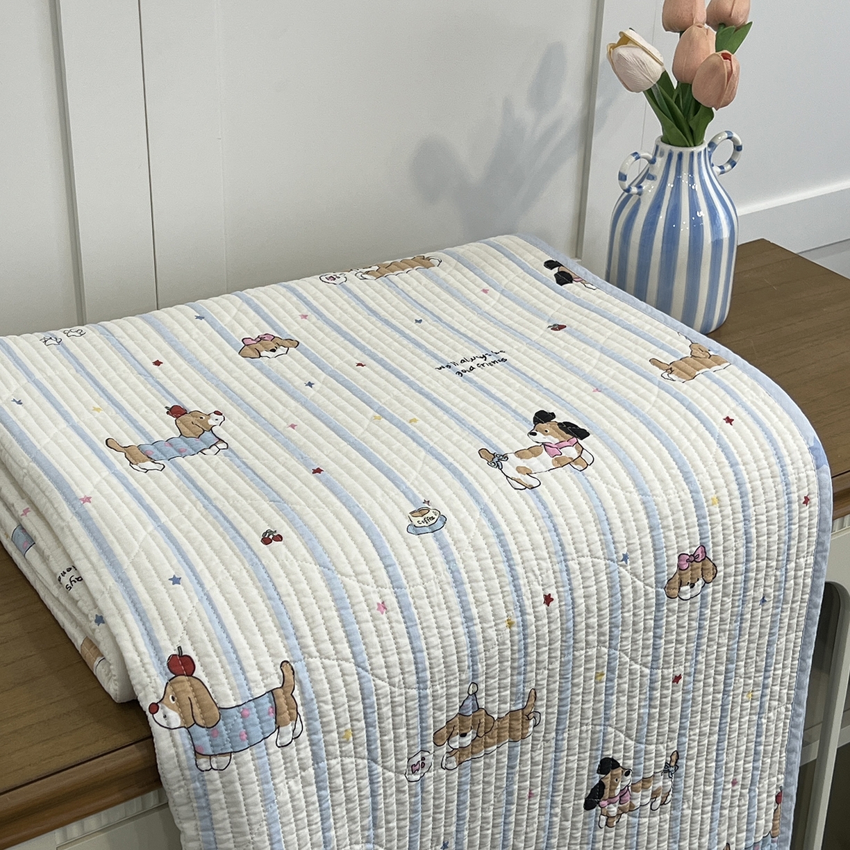 91家纺网 家纺一手货源 找家纺 沐纯家居 2025新款跑量款双面纯棉印花水洗床盖 条纹萌犬