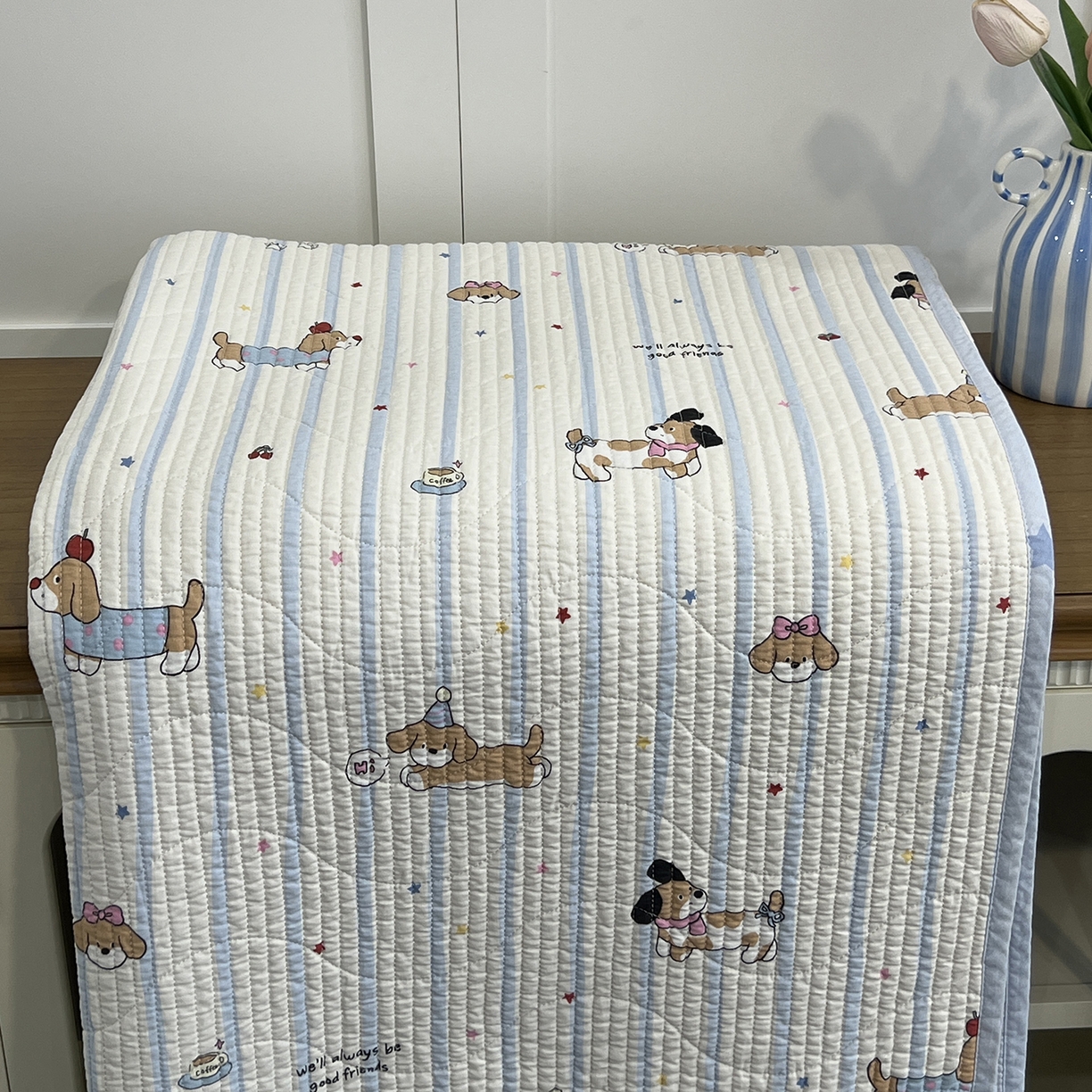 91家纺网 家纺一手货源 找家纺 沐纯家居 2025新款跑量款双面纯棉印花水洗床盖 条纹萌犬