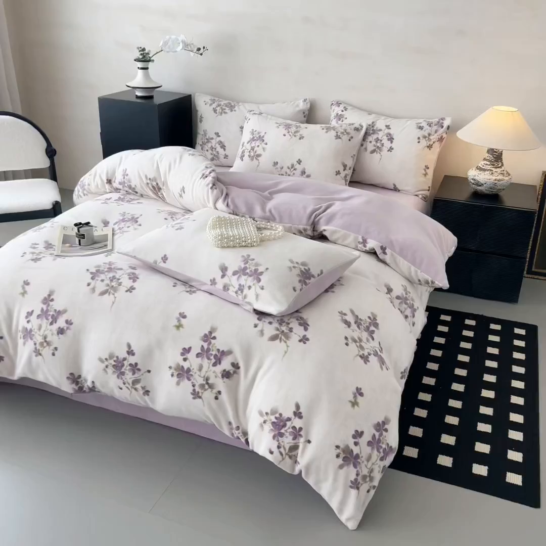 91家纺网 家纺一手货源 找家纺 懒猫家纺 2025新款印花海獭绒加厚保暖四件套 紫藤花