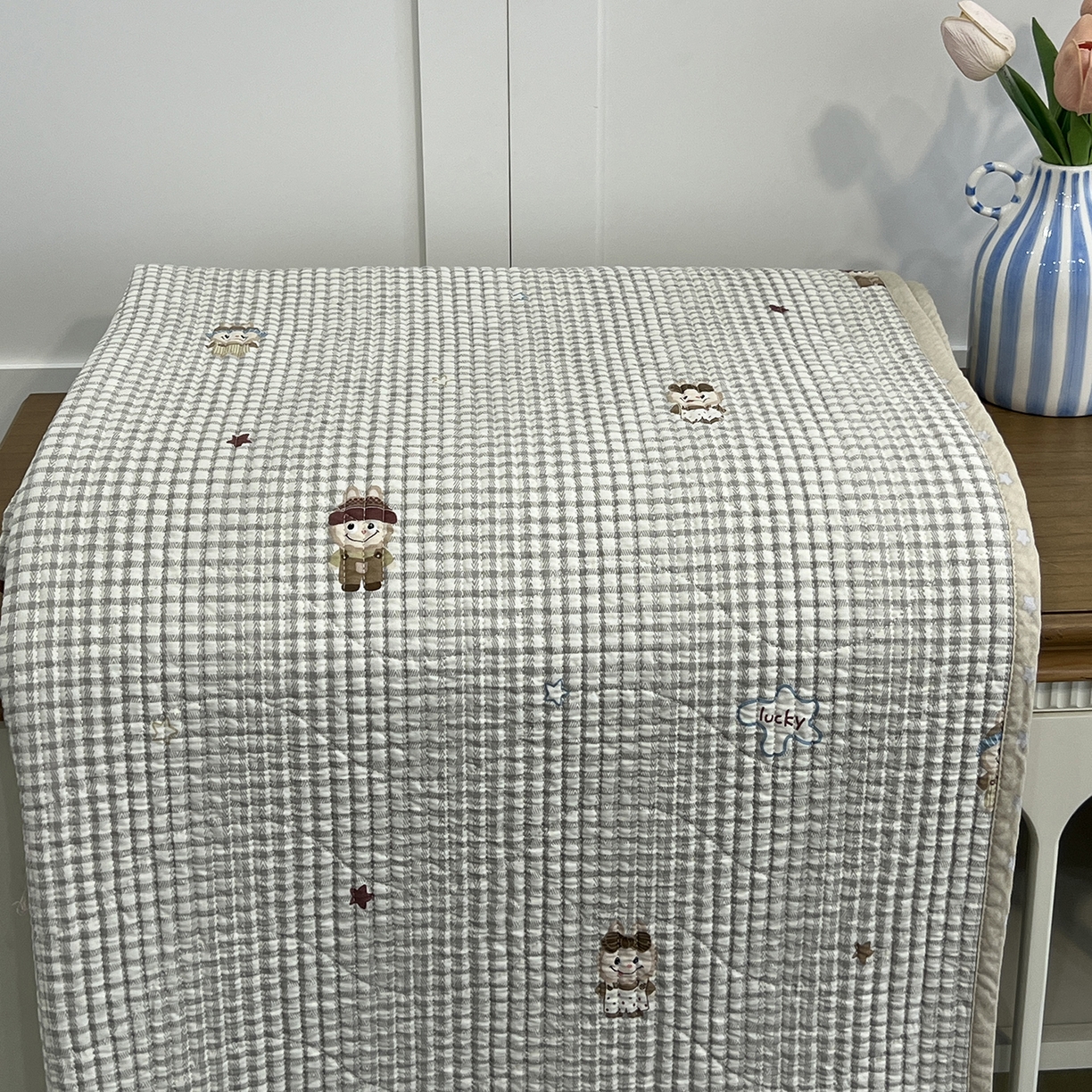 91家纺网 家纺一手货源 找家纺 沐纯家居 2025新款跑量款双面纯棉印花水洗床盖 小萌人