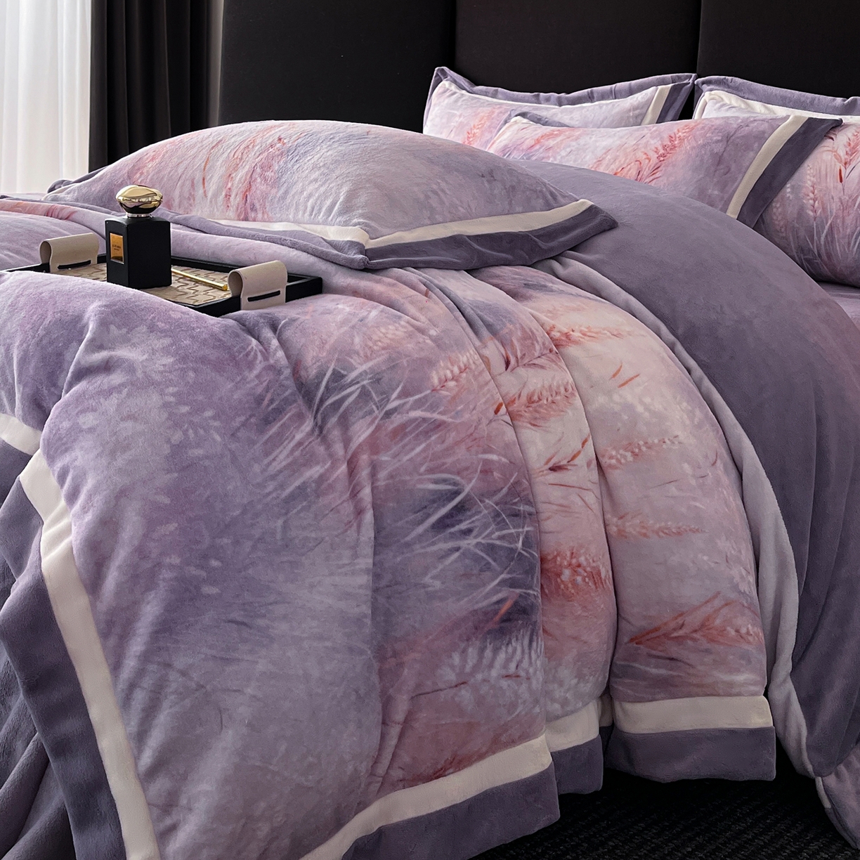 91家纺网 家纺一手货源 找家纺 （总）吾秀家居 2025新款重工艺双拼角工艺数码牛奶绒四件套 - 芳华